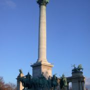 Budapeszt Plac Bohaterów - kolumna z archaniołem Gabrielem